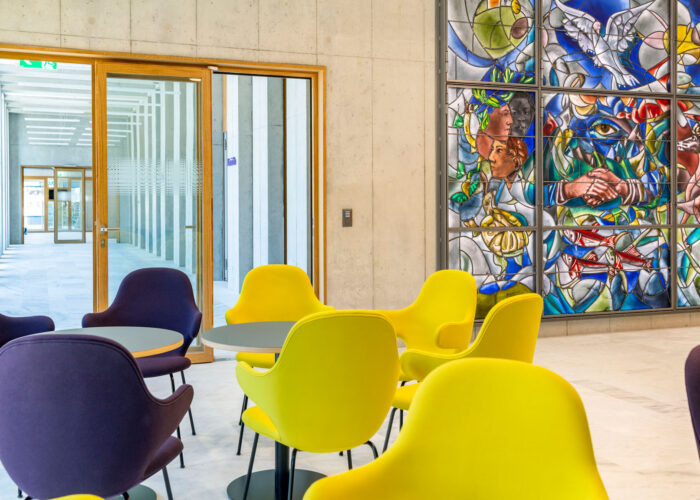 Foyer in der Paulus Akademie mit gelben und lila Sesseln