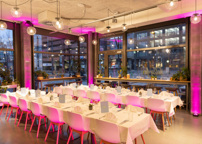 Beispiel Event Setup im Restaurant Lilly Jo: Dinner Menü mit gedeckter Tafel und pinker Beleuchtung.