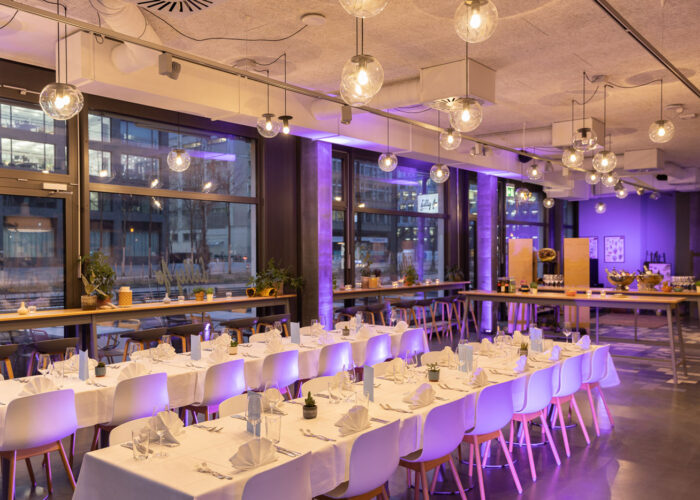 Beispiel Event Setup im Restaurant Lilly Jo: Dinner Menü mit gedeckter Tafel und lila Beleuchtung.